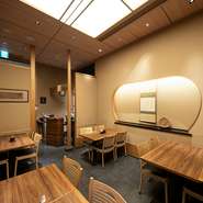 大切な日のお食事や、お1人様でも落ち着いてご利用できるテーブル席（～2名様×５卓）