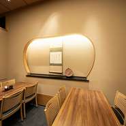 静かで落ち着いた雰囲気は、接待などビジネスシーンでも重宝されています。「美味しい食事を囲みながら、大切なひと時を過ごしていただきたい」という店の想いは、洗練された接客でも感じ取れます。