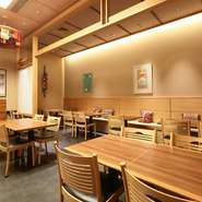 のれんをくぐれば不思議と穏やかな気持ちに誘われる【東京竹葉亭】。買物帰りの主婦のお一人様も多数おり、一度訪れれば自然とまた訪れたくなる温かな雰囲気があります。心を落ち着かせてゆっくり過ごせます。