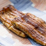 大きめの鰻一匹の蒲焼です。