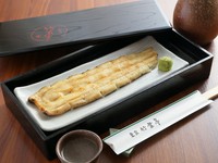 鰻本来の味わいを、わさびでいただく逸品。ふっくら蒸し上げられた鰻は、旨み・食感・香りが一層強く感じられます。一口いただき、美酒を一献傾け、大人の上質なひと時に酔いしれられます。