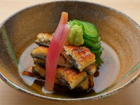 香ばしく焼き上げた鰻と、シャキッと爽やかなきゅうりを合わせました。
甘酸っぱい特製の酢が食欲をそそります。
脂ののった鰻をさっぱりと楽しめる、前菜やお酒のお供にぴったりの一皿。
※画像はイメージです。