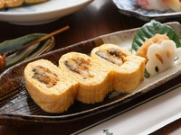 ふっくらした食感がクセになる『うまき』鰻蒲焼の秘伝のたれが、卵の優しい味わいと相まって、口の中で広がっていきます。出汁の香りとたれの上品な甘みは相性抜群。酒のアテとしても好評。※画像はイメージです。