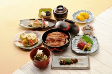 なんば店でご用意出来る鰻料理全てが入った鰻尽くしのコース。
全6品で鰻の多彩な味わいをご堪能ください。