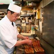 なんば店のごはんは熱々。焼き立ての鰻をスピーディーに提供し、ゲストの満足度を高める努力を惜しみません。一匹一匹丁寧に調理し、幕末から続く伝統の江戸前鰻の「本物の味」を伝え続けています。