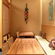 美味しい食事を囲みながら、貴重な時間を和やかに過ごせる落ち着いた空間。木の温もりが優しく迎え入れてくれるので、ゆったりとした気持ちで過ごせます。上等な江戸前鰻を味わいながら、和みの接待も叶います。