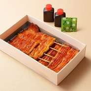 普通サイズ一匹の蒲焼です。
ご飯は付いておりません。そのまま食卓へはもとより、酢の物、卵焼き、鍋の具材とアイデアで色々と使えます。