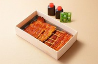 普通サイズ一匹の蒲焼です。
ご飯は付いておりません。そのまま食卓へはもとより、酢の物、卵焼き、鍋の具材とアイデアで色々と使えます。