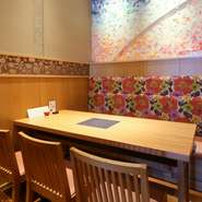 店内奥のテーブル席では、最大16名までの宴会が可能です。料理のみのコースと飲み放題付きのコースとがあり、『そばしゃぶ』も、肉は、国産牛から黒毛和牛に島豚、クラスは竹、松などと豊富に用意されています。
