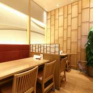幅広い年代に好まれるそばを、和の情趣に富む店内で食べられる【蕎麦しゃぶ　総本家　浪花そば】。そば以外にも、揚げ物や『こだわり玉子　出し巻き』など一品料理も揃います。もちろん甘味処メニューも。