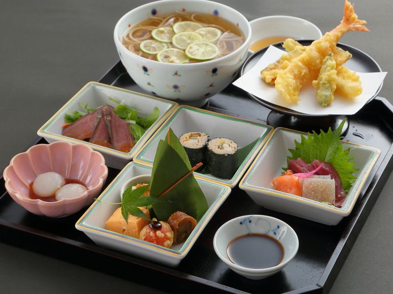 挽きたて、打ちたて、湯がきたてのそばと、独自ブレンドのだし