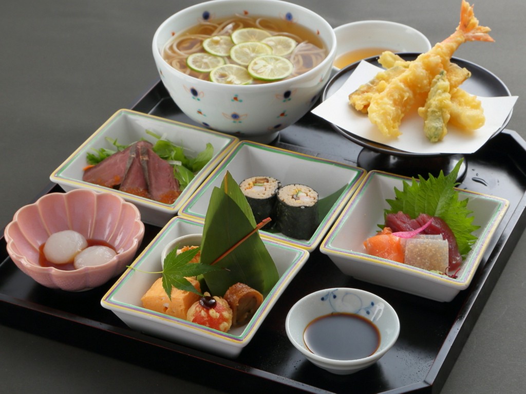 挽きたて、打ちたて、湯がきたてのそばと、独自ブレンドのだし