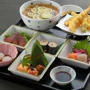 玄そばを石臼自家製粉【浪花そば】こだわりのそばを、熟練の職人が鯖・うるめ・宗田鰹の3種の節から丁寧に取るだしでいただきます。透明な琥珀色のだしには、旨みがいきわたり、できたてのそばを風味豊かな絶品に。