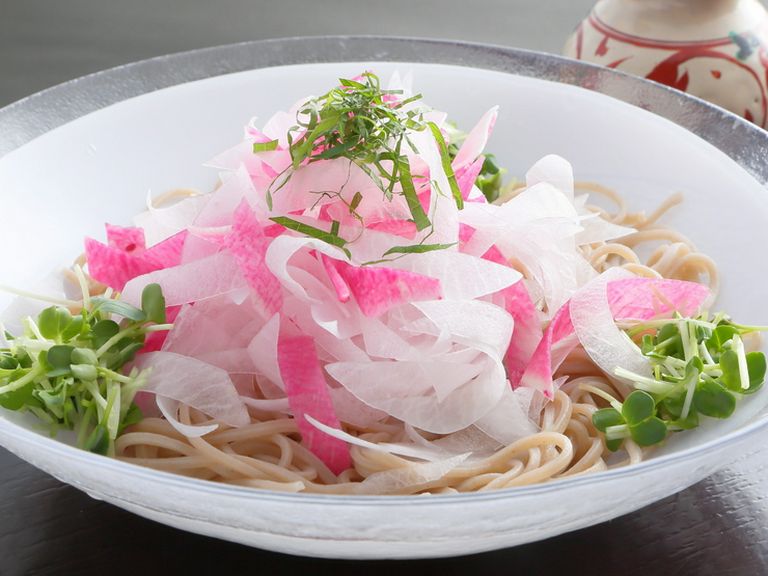 毎月替わる、季節のメニュー。旬の野菜や鮮魚が季節感を演出