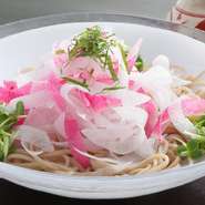 季節の食材を使った季節感あふれるメニューが月替わりで。例えば、夏はサラダ仕立てのすずしろ（大根）やシャキシャキの夏野菜で爽やかに。もちろん『天ぷら』や『お造り』も四季折々の野菜や鮮魚が一皿を彩ります。