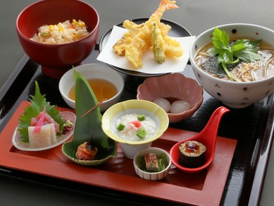 華やかな小皿に彩られた季節の味覚を愉しめる