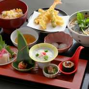 おいしいものを少しずつ、いろいろ。毎月替わる季節の一品、お造り、天ぷらなどがかわいらしく並んだ季節の弁当は、女性に大人気です。『季節ごはん』や『あられそば』はオプションで変更することもできます。