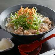 店の名物メニューです。温かい肉そばと、冷たいつけ麺の2種類があり、そのどちらも特筆すべきは、このボリューム。豚肉のコクと甘みが後を引き、黒胡椒がアクセントになっています。