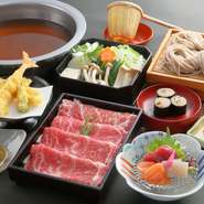 【蕎麦しゃぶ　総本家　浪花そば】の登録商標、『そばしゃぶ』です。湯がきたてのそばを、熟練の職人が丁寧に取ったこだわりのだしでしゃぶしゃぶ。牛肉との相性も抜群です。各種コースが用意されています。