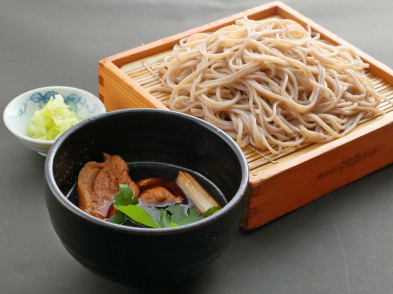 食事にも、軽く飲んだ後の〆にも。旨みがしみわたる『鴨せいろ』