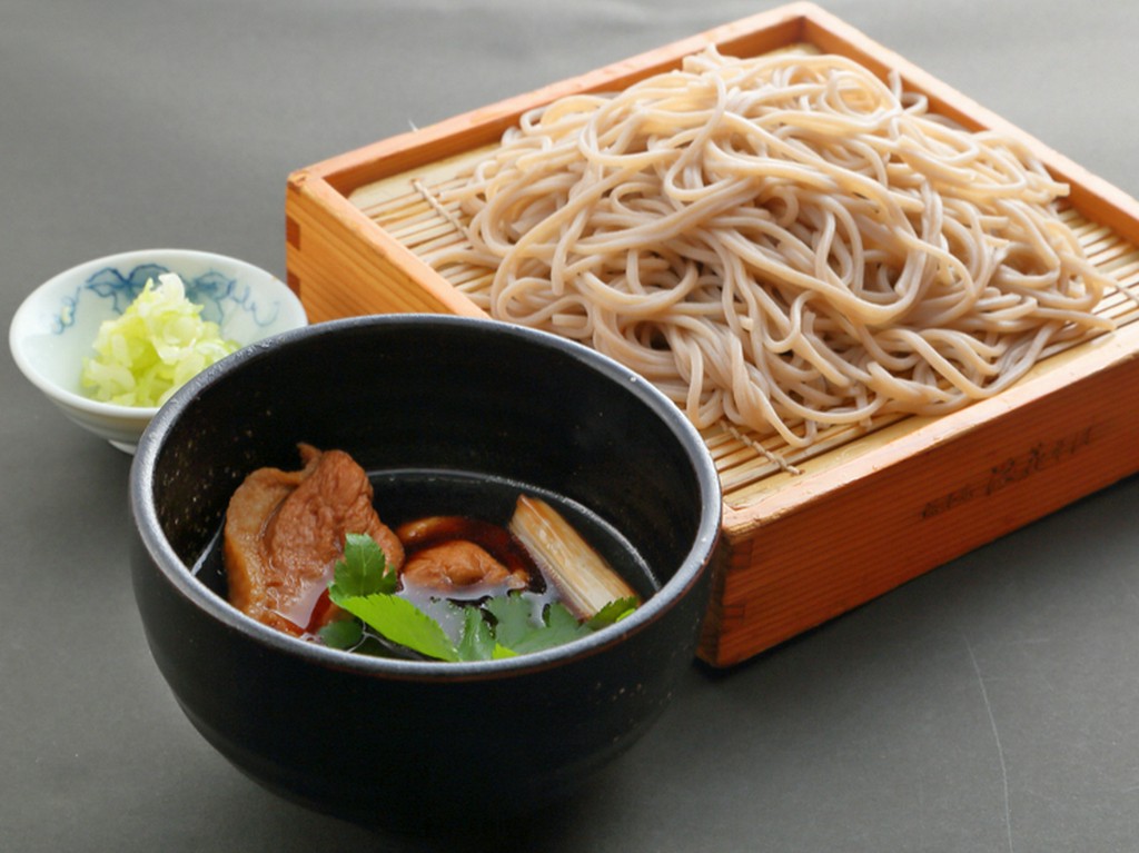食事にも、軽く飲んだ後の〆にも。旨みがしみわたる『鴨せいろ』