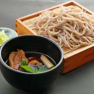 ゆでたてをキリッと締めた冷たいそばを、温かいつゆで味わう一品。だしに鴨のコクが出て、さらに深みが加わっています。歯ごたえのある鴨の旨みと、香り高いそばの風味が相性抜群の逸品です。