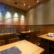 店では昔ながらの味を守り続ける一方、毎月新しい創作そばを提案しています。いつでも新鮮な魅力に出合えるので、常連のお客様を飽きさせることがありません。おいしいそばが食べたい時に、訪れたくなる店。