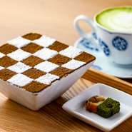 この店の看板メニューでもある『宇治抹茶のティラミス』をはじめ、『宇治抹茶のパンナコッタ』、『白玉パフェ』などこだわりの和スイーツが充実しています。ドリンク付きのセットにすれば、より贅沢な気分に。