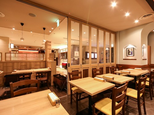料理の華やかさが引き立つ、シンプルな内装
