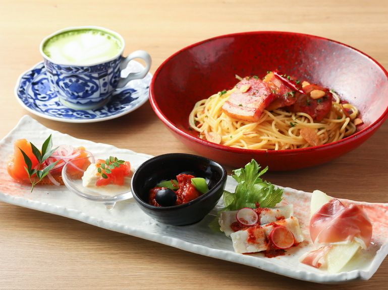 種類豊富なセットメニュー多数。好みのパスタと組み合わせて