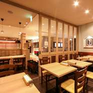 ゆったりと落ち着いた和モダンな空間で、趣向を凝らしたパスタを堪能できる店。クラシックイタリアンパスタに加え、和をテーマにしたオリジナル創作パスタもあり、老若男女問わず楽しめるのが魅力です。