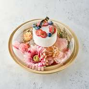 お花の台を使ったオシャレで可愛いショーケーキ！
カフェディナーのコースご予約の方限定で
記念日ケーキが格安でご用意させていただきます。
記念日ショートケーキ（約9ｃｍ）1000円（税込み）