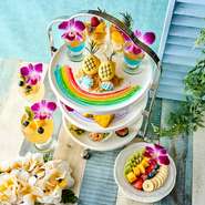 ～自分へのご褒美シリーズ～
～”南国フルーツのトロピカルハイティー”～
毎年恒例の夏の南国フルーツを使用した贅沢なご褒美シリーズ。
ハイティーでしか味わえないスイーツとフードを多数ご用意しております。