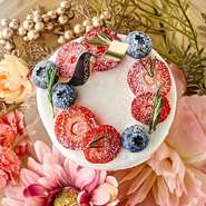 カフェディナーコースの追加オプションで記念日ケーキ付けれます！

コースの最後に華やかな記念日ケーキを是非ご一緒にお楽しみください。
