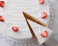 ファシーノのビックケーキ：27ｃｍのホールケーキ
※カットケーキのテイクアウトもございます。
単品：1,850円　ドリンクセット：2,400円　1カットテイクアウト：1,820円