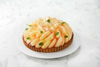 毎年ご好評いただいている、ピーチタルトを今年もご用意します。
甘く熟した桃と紅茶タルトの相性は抜群。色鮮やかなロゼゼリーも添えてご用意します。期間：【2025年7月1日～8月30日】