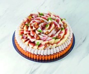いちじくと栗のタルトを今年もご用意します。
肉厚で上品な甘さの旬のいちじくを盛り付け、いちじくとタルトの間に
コーヒーマロンクリームを合わせました。
期間：【2025年9月1日～10月31日】