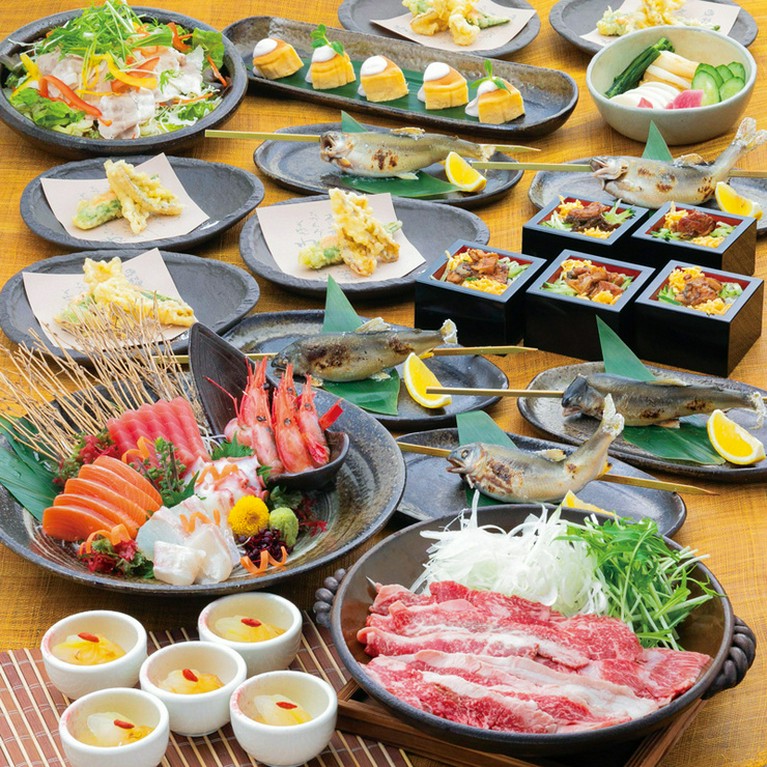 宴席を華やかに彩ってくれる、飲み放題付の宴会プラン