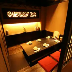100年前の古民家をイメージした、趣きある店内