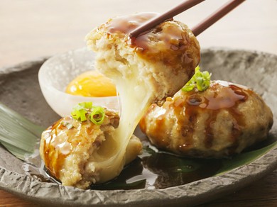 軟骨のコリコリ食感がくせになる『＜当店人気No.1＞手づくりとろ〜りチーズつくね』