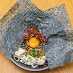 韓国のりを一枚乗せたインパクト大の絶品まぜ蕎麦。【そば助】特製辛味の素が、蕎麦と豚肉を引き立てます！　よく混ぜてから召し上がりください。