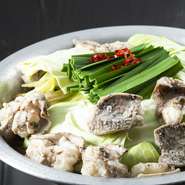 牛もつを炙ることで、余分な油を落としつつ炭の香りが移り、牛もつの旨味を凝縮。肉と野菜のエキスが染み出たスープはほのかに香ばしく絶品！　ぜひ最後の一滴まで余すことなく食べて頂きたい自慢のもつ鍋です。