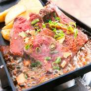 馬肉特有の旨味が、パンチの効いたガーリックと抜群の相性を見せる一品。馬肉が苦手な方にもオススメです。