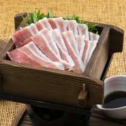 きめ細やかな肉は、歯切れよく柔らか。ポン酢で召し上がり下さい。