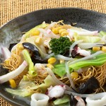 具材たっぷりの餡をパリパリ麺にかけた、長崎名物ご当地グルメ。