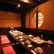 2階の広間では、35名までの宴会が開催可能。平日なら20名以上で広間を貸切で利用できます。他にも個室が多数あり、掘りごたつの席でのびのびと楽しめます。宴会コースは4名から注文OK。

