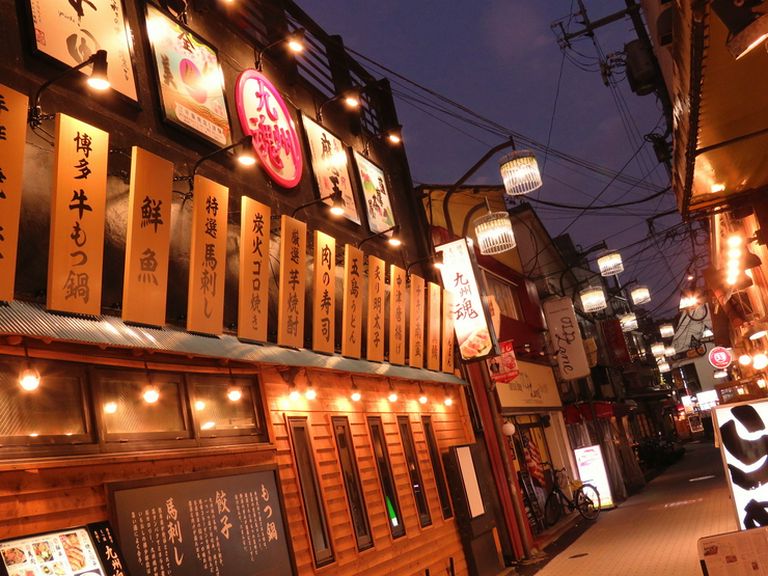 最寄り駅からすぐ。明るく、元気になれる九州居酒屋