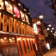 活気のある大衆ゾーンから、さまざまなシーンで使える個室まで完備された多彩な空間。周りを気にせず楽しめる14名まで使える個室は、合コンなどの集まりにぴったりです。

