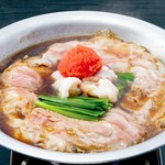 牛もつと豚肉の甘みが、すき焼き風のスープと混ざり合い、濃厚な味わいに。あと入れ明太子を軽くほぐして召し上がれ。