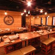 デートや友人との飲み会にはテーブル席がおすすめです。
鉄板焼きの付くコースもあり、親睦を深めるのに最適です。
